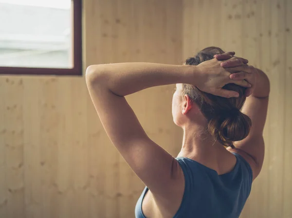 Een Jonge Vrouw Rusten Kijkt Uit Het Raam — Stockfoto