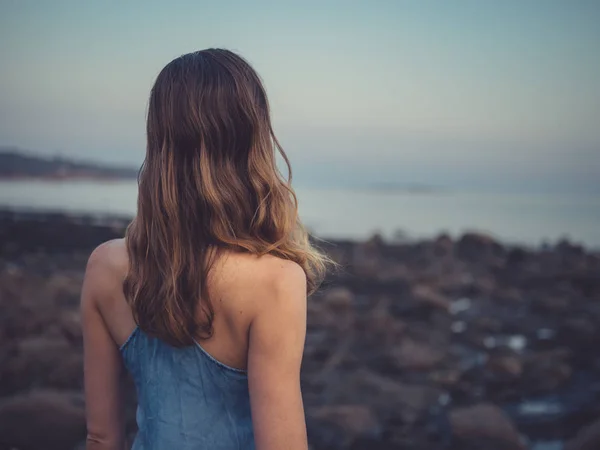 Vue Arrière Jeune Femme Est Debout Sur Côte Coucher Soleil — Photo