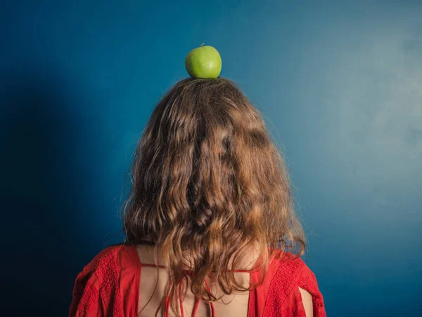 Achteraanzicht Van Een Jonge Vrouw Met Een Appel Balanceren Haar — Stockfoto