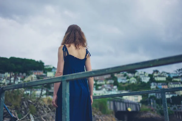 Een Jonge Vrouw Staat Een Stalen Brug Een Klein Stadje — Stockfoto