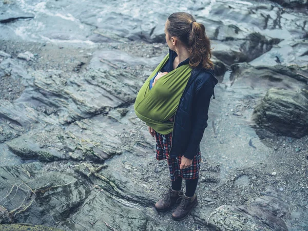 Eine Junge Mutter Mit Ihrem Baby Tragetuch Steht Der Küste — Stockfoto