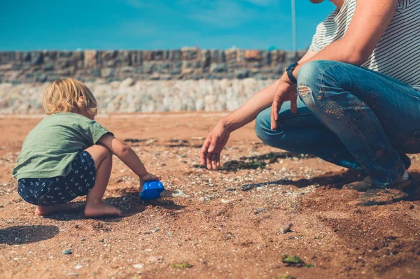 Joven Padre Está Jugando Con Hijo Playa — Foto de Stock