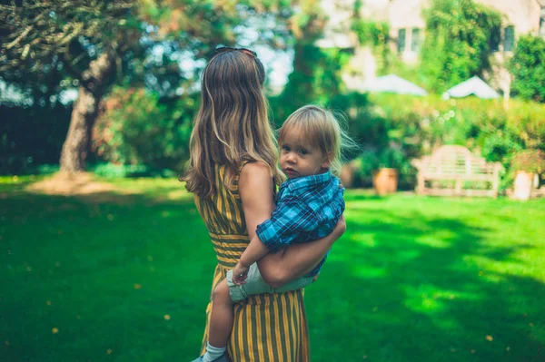 Una Madre Sostiene Hijo Exuberante Jardín Rural — Foto de Stock