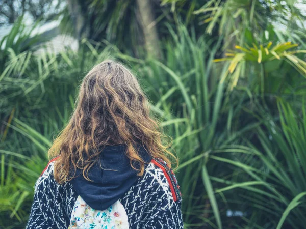 Een Jonge Vrouw Kijken Naar Enkele Palmbomen — Stockfoto