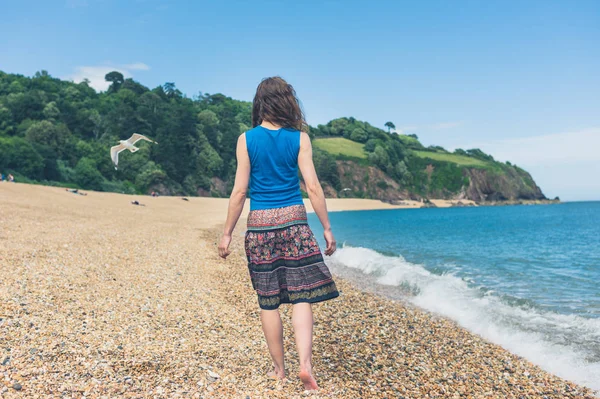 Een Jonge Vrouw Wandelen Het Strand Zomer — Stockfoto