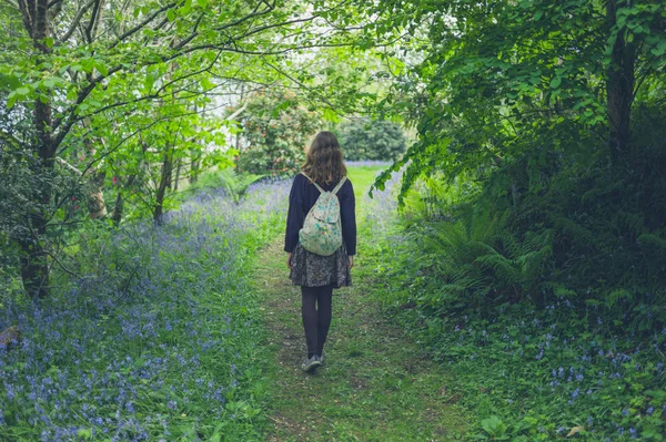 Genç Bir Kadın Bluebells Ile Bir Ormanda Yürüyor — Stok fotoğraf