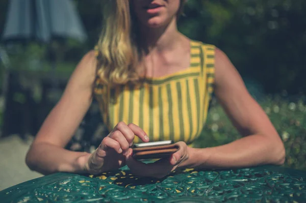 Mladá Žena Používá Její Smartphone Zahradě Létě — Stock fotografie