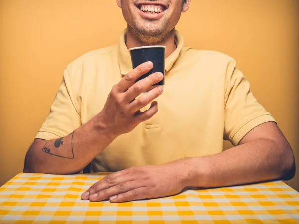 Hombre Feliz Yopung Está Bebiendo Café Una Taza Papel Negro —  Fotos de Stock