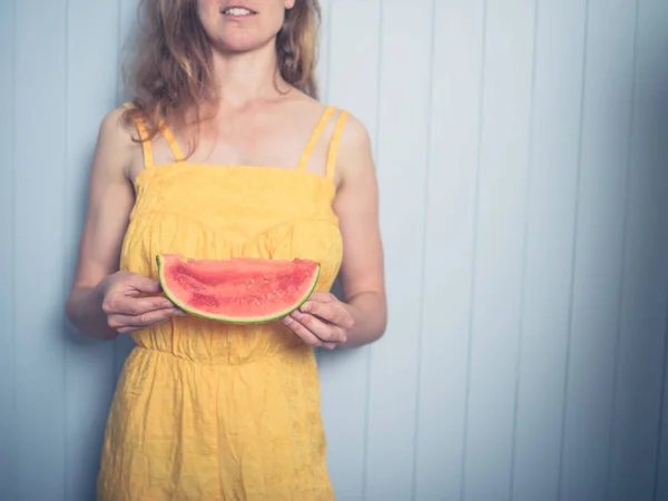 Ung Kvinna Gul Klänning Äter Vattenmelon — Stockfoto