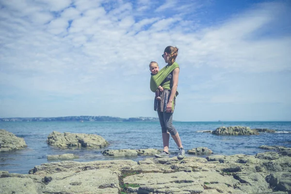 Μια Νεαρή Μητέρα Είναι Περπάτημα Στην Ακτή Μωρό Μια Σφεντόνα — Φωτογραφία Αρχείου