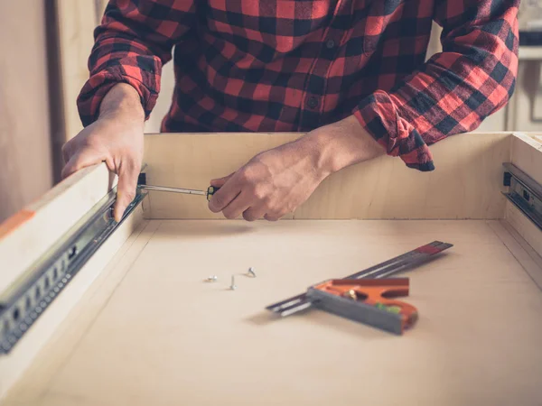 Een Timmerman Het Opbouwen Van Een Lade Zijn Atelier — Stockfoto