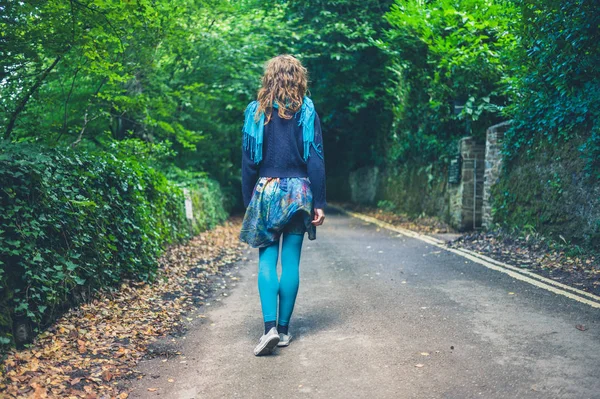 Una Giovane Donna Cammina Strada Attraverso Una Foresta — Foto Stock