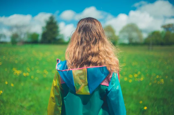 Achteraanzicht Van Jonge Vrouw Die Het Dragen Van Een Regenjas — Stockfoto