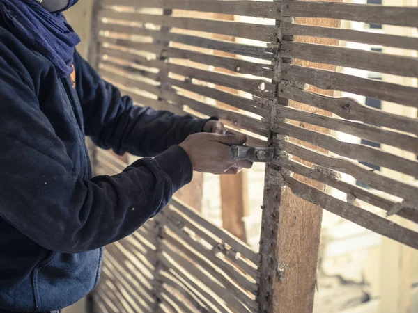 Bir Kişi Bir Çekiçle Çivi Wattle Daub Duvar Eski Dışarı — Stok fotoğraf