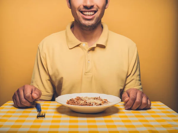 Ένας Νεαρός Άνδρας Κίτρινο Φόντο Τρώει Κιμά — Φωτογραφία Αρχείου