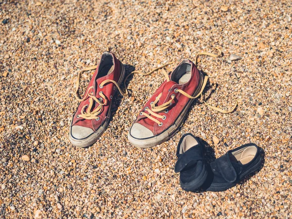 Die Schuhe Eines Erwachsenen Und Eines Kindes Strand Sommer — Stockfoto