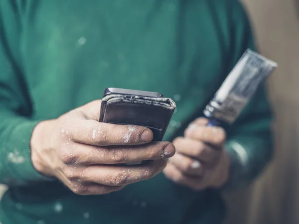 Ein Maler Mit Dem Pinsel Benutzt Ein Smartphone — Stockfoto