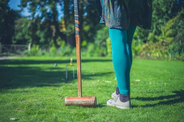 Young Woman Playing Croquet Lawn — Stock Photo, Image