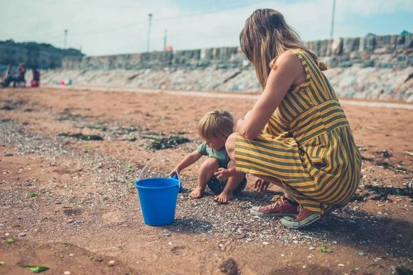 Una Joven Madre Está Jugando Con Hijo Pequeño Playa — Foto de Stock
