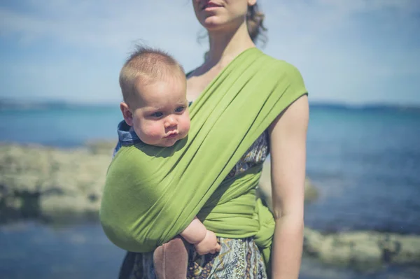 Una Joven Madre Está Caminando Por Costa Con Bebé Cabestrillo —  Fotos de Stock