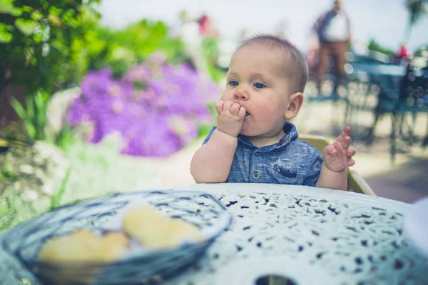 Bebé Está Sentado Una Mesa Afuera Comiendo — Foto de Stock