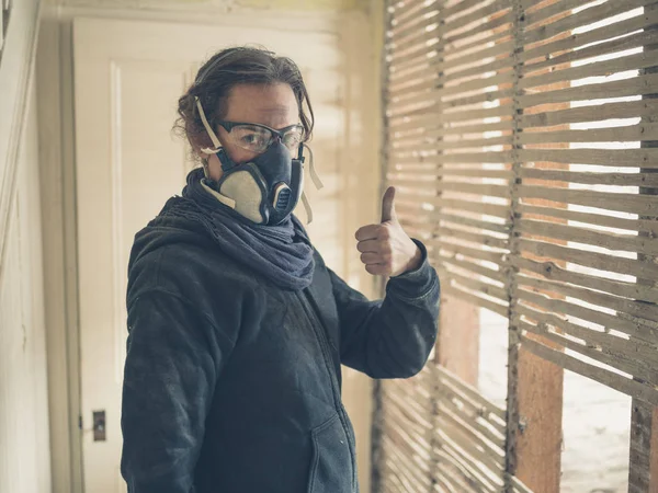 Een Jonge Vrouw Die Een Stofmasker Veiligheidsbril Dragen Permanent Een — Stockfoto