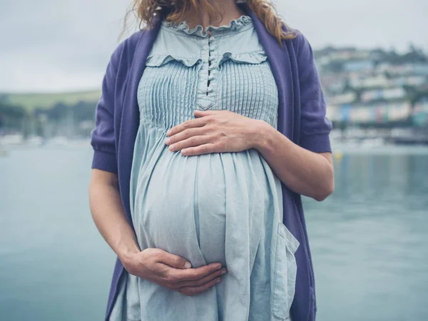 Mladá Těhotná Žena Stojí Řeky Malém Přímořském Městečku — Stock fotografie