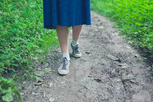 一个年轻女子在森林里散步的腿和脚 — 图库照片