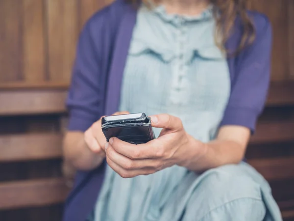Mladá Žena Sedí Lavičce Venku Používá Smartphone — Stock fotografie