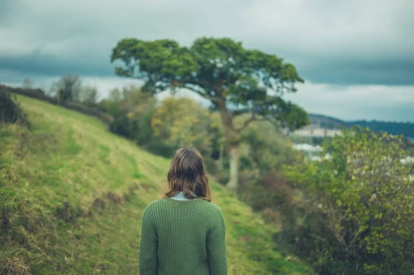 Eine Junge Frau Geht Herbst Auf Dem Land Spazieren — Stockfoto