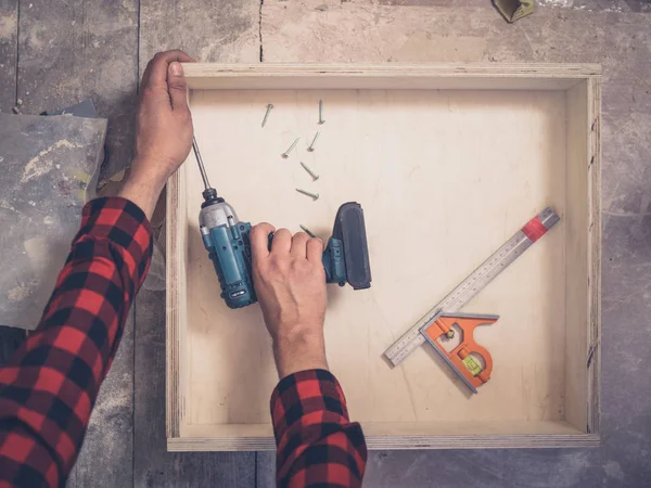 Een Timmerman Het Opbouwen Van Een Lade Zijn Atelier — Stockfoto