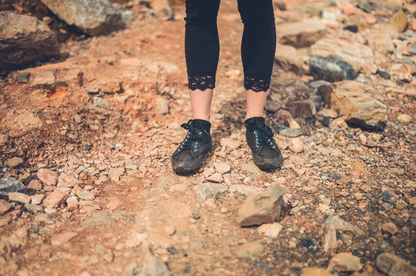 Dışarıda Çakıl Üzerinde Duran Genç Bir Kadının Bacakları Kırpılmış Görüntü — Stok fotoğraf