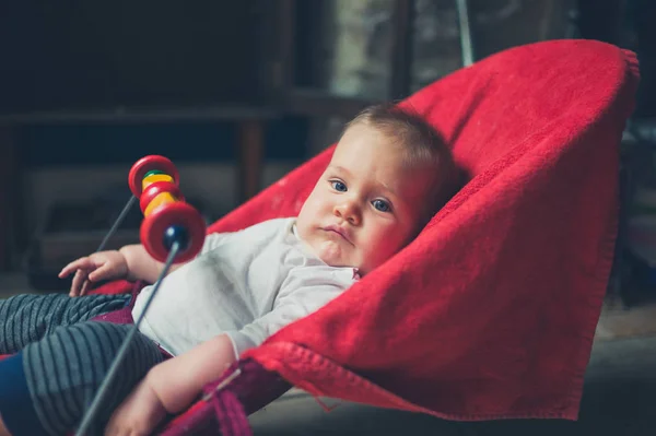 Een Kleine Baby Zit Een Bouncy Stoel Bij Het Raam — Stockfoto