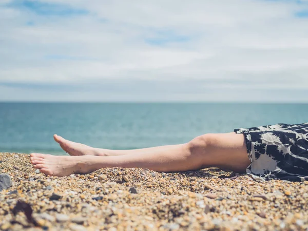 Πόδια Του Μια Νεαρή Γυναίκα Που Βρίσκεται Στην Παραλία Καλοκαίρι — Φωτογραφία Αρχείου