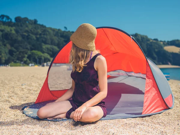 Young Woman Wearing Hat Sitting Beach Shelter — Stock Photo, Image