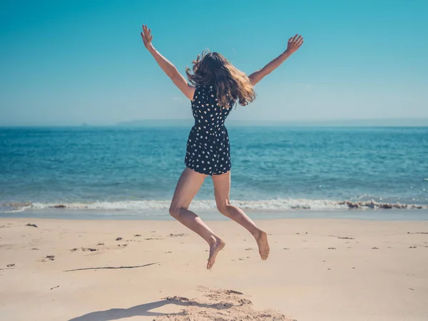 Visão Traseira Jovem Mulher Feliz Está Pulando Praia — Fotografia de Stock