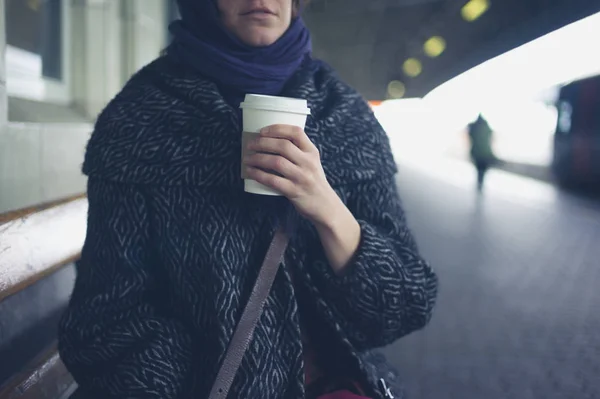 Jonge Vrouw Met Koffiekop — Stockfoto