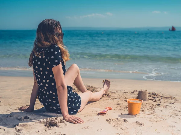 Una Joven Está Relajando Playa Construyendo Castillos Arena —  Fotos de Stock