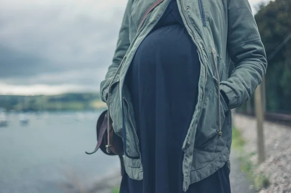 Eine Junge Schwangere Frau Spaziert Fluss Und Einigen Bahngleisen Entlang — Stockfoto