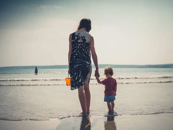 Una Joven Madre Está Caminando Playa Con Pequeño Niño — Foto de Stock