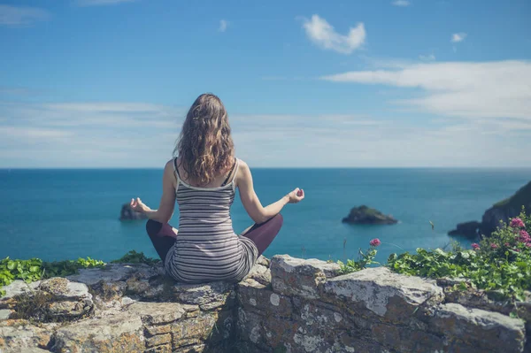 Young Woman Sitting Wall Sea Meditating — Stock Photo, Image