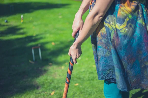 若い女性が芝生の上でクロケットをしていて — ストック写真