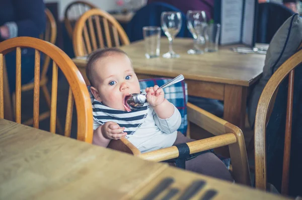 Маленький Ребенок Сидит Столом Ресторане Ест Ложкой — стоковое фото