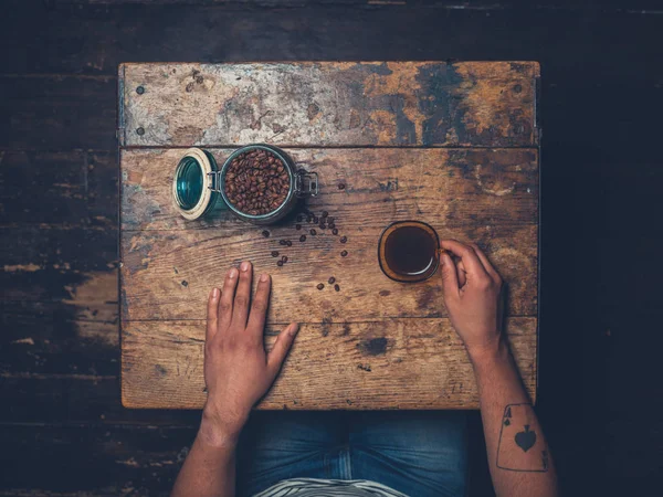 Overhead Schot Van Man Met Koffiebonen Koffie Drinken — Stockfoto