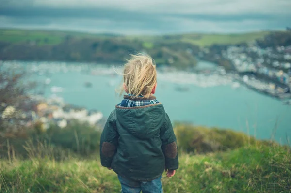 Een Kleine Peuter Het Bewonderen Van Weergave Van Een Badplaats — Stockfoto