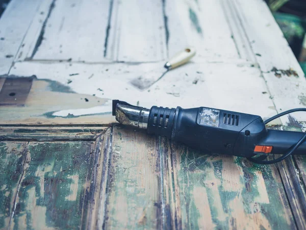 Pistolet Chaleur Couteau Grattoir Sur Une Vieille Porte Extérieur — Photo