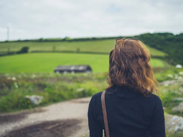 田舎を歩いている若い女性 — ストック写真