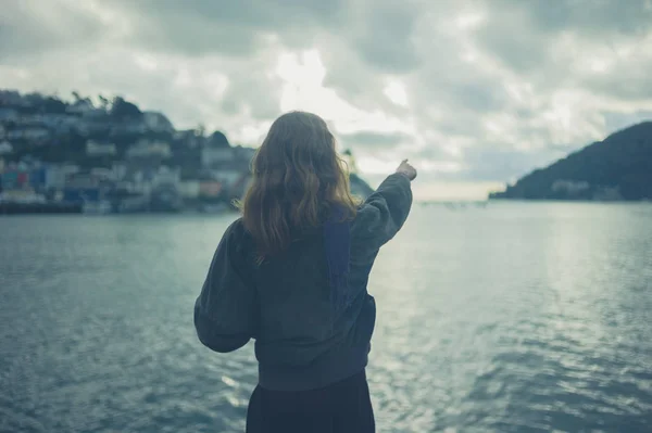 Una Joven Está Pie Junto Río Una Ciudad Señala Horizonte —  Fotos de Stock