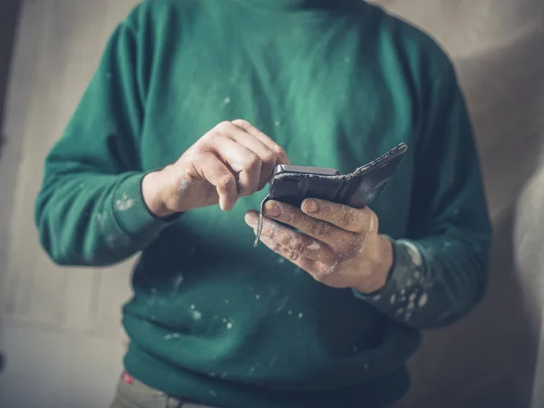 Joven Con Pintura Las Manos Está Usando Teléfono Inteligente — Foto de Stock