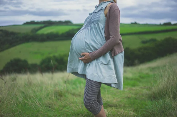 Una Joven Embarazada Está Pie Campo Sosteniendo Baby Bump —  Fotos de Stock